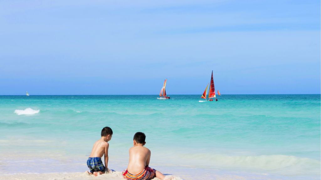 Férias em família: Cayo Santa Maria - Crianças a brincar na praia
